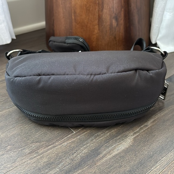 BEARPAW Crossbody/waist bag/fanny pack, double zip compartments + ear pod case - Picture 5 of 14